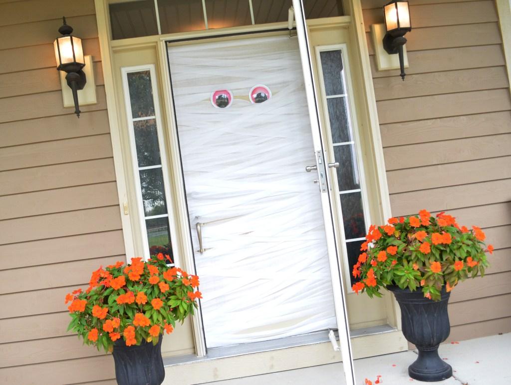 35 Easy and Inexpensive DIY Halloween Decorations for 2022