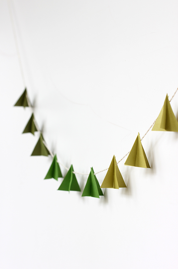 40 Easy and Fun DIY Christmas Garland Ideas You'll Love