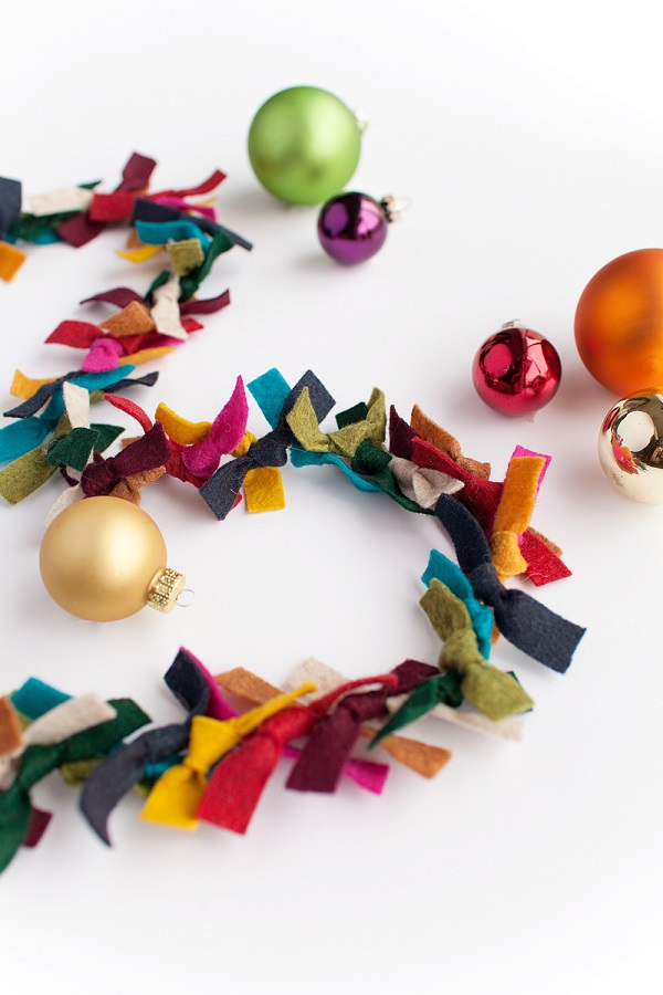 40 Easy and Fun DIY Christmas Garland Ideas You'll Love