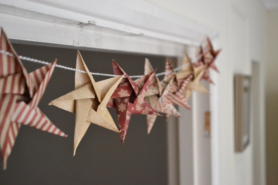 40 Easy and Fun DIY Christmas Garland Ideas You'll Love