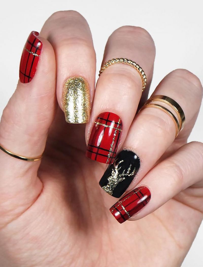 40 Festive Christmas Nail Art Designs You Must Try