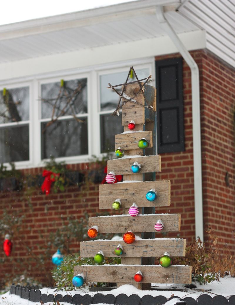 30 Creative DIY Pallet Christmas Tree Ideas  For Your Inspiration