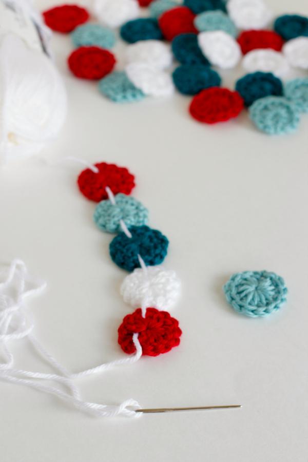 40 Easy and Fun DIY Christmas Garland Ideas You'll Love