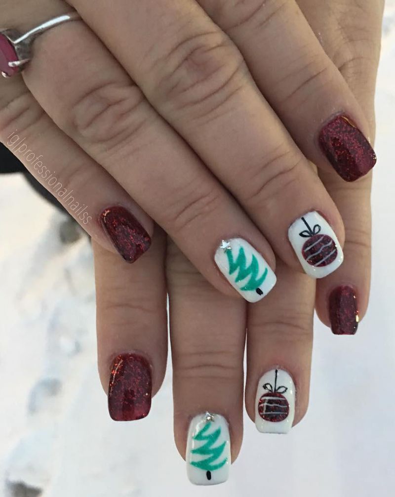 40 Festive Christmas Nail Art Designs You Must Try