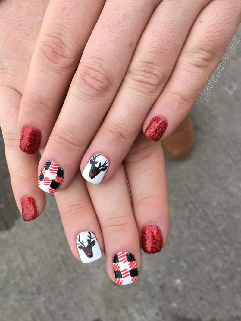 40 Festive Christmas Nail Art Designs You Must Try