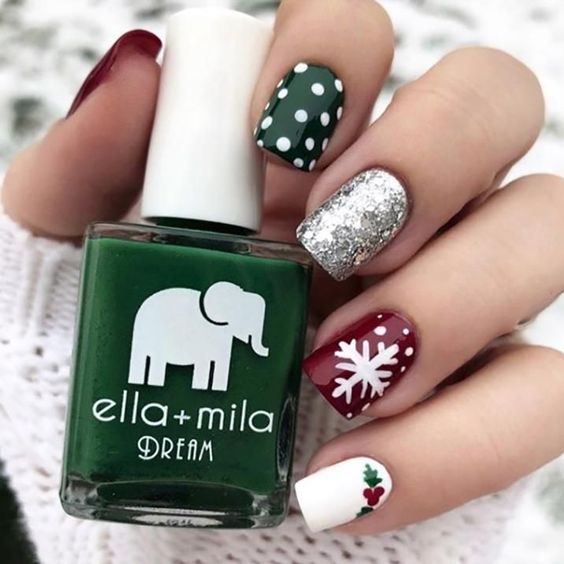 55 Gorgeous Christmas Nails With Mistletoe To Celebrate Holiday