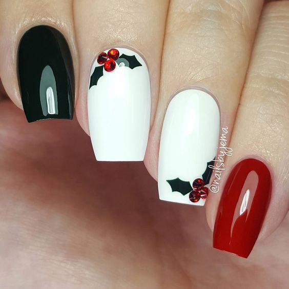 55 Gorgeous Christmas Nails With Mistletoe To Celebrate Holiday