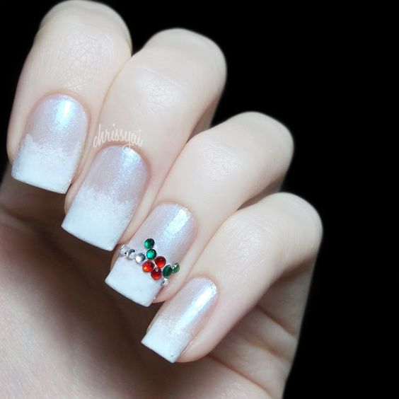 55 Gorgeous Christmas Nails With Mistletoe To Celebrate Holiday