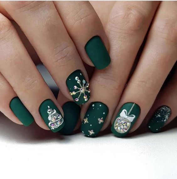 50 Festive Square Christmas Nails To Try Right Now