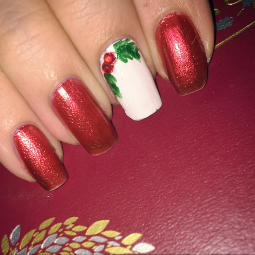 55 Gorgeous Christmas Nails With Mistletoe To Celebrate Holiday