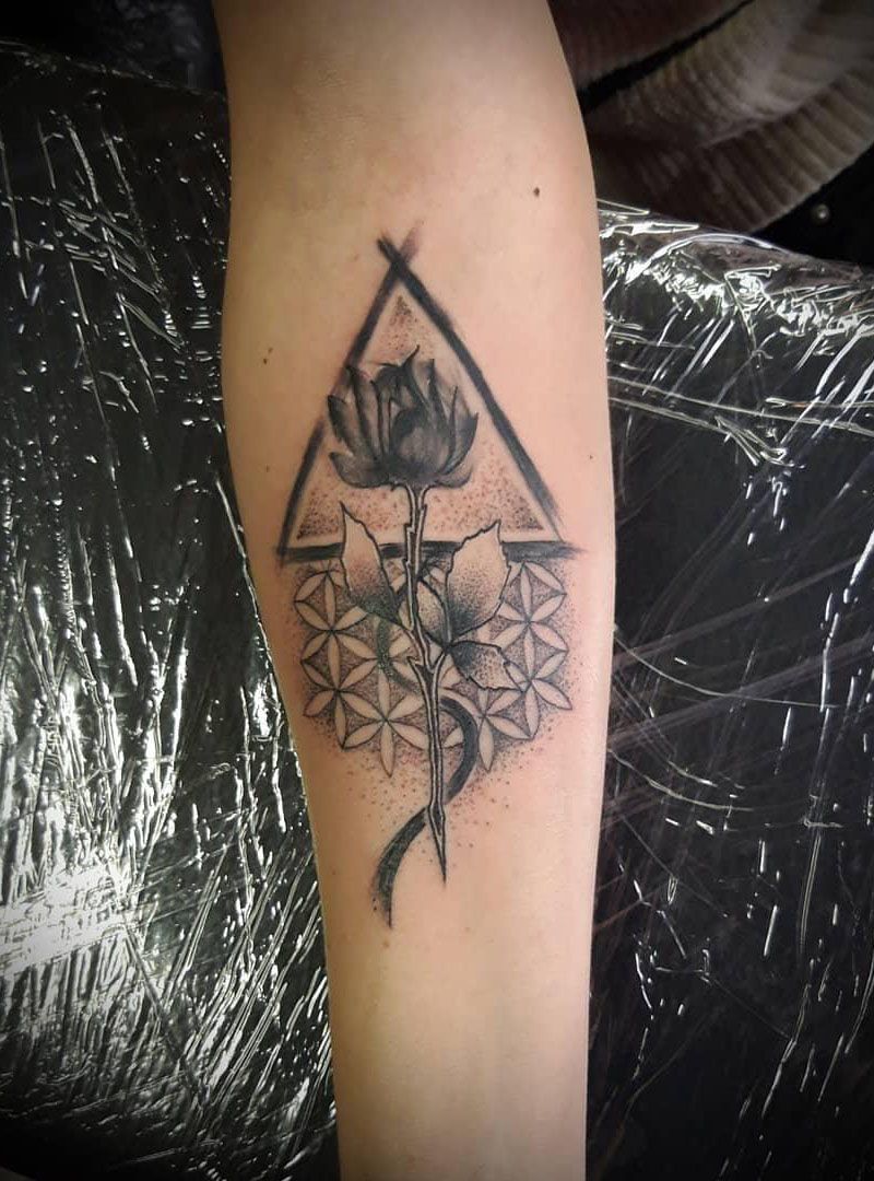 30 Pretty Geometric Tattoos to Inspire You