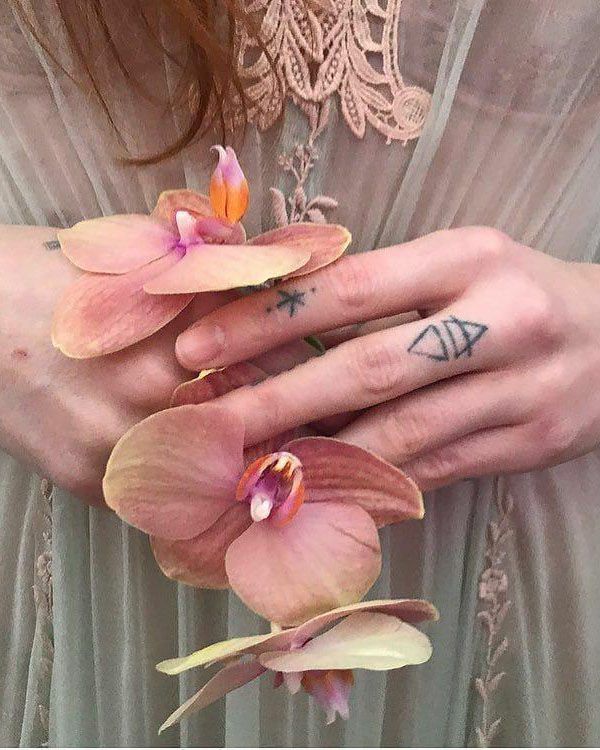 Exquisite Finger Tattoos That Give You a Different Feeling