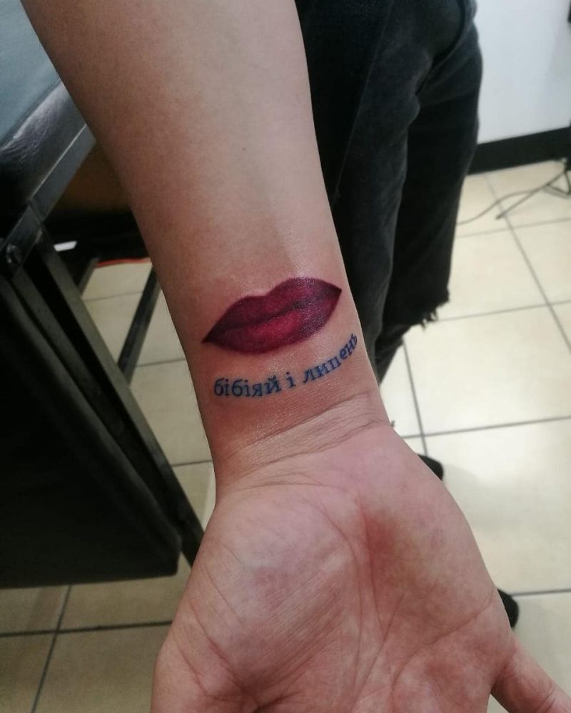 30 Pretty Kiss Tattoos You Will Love