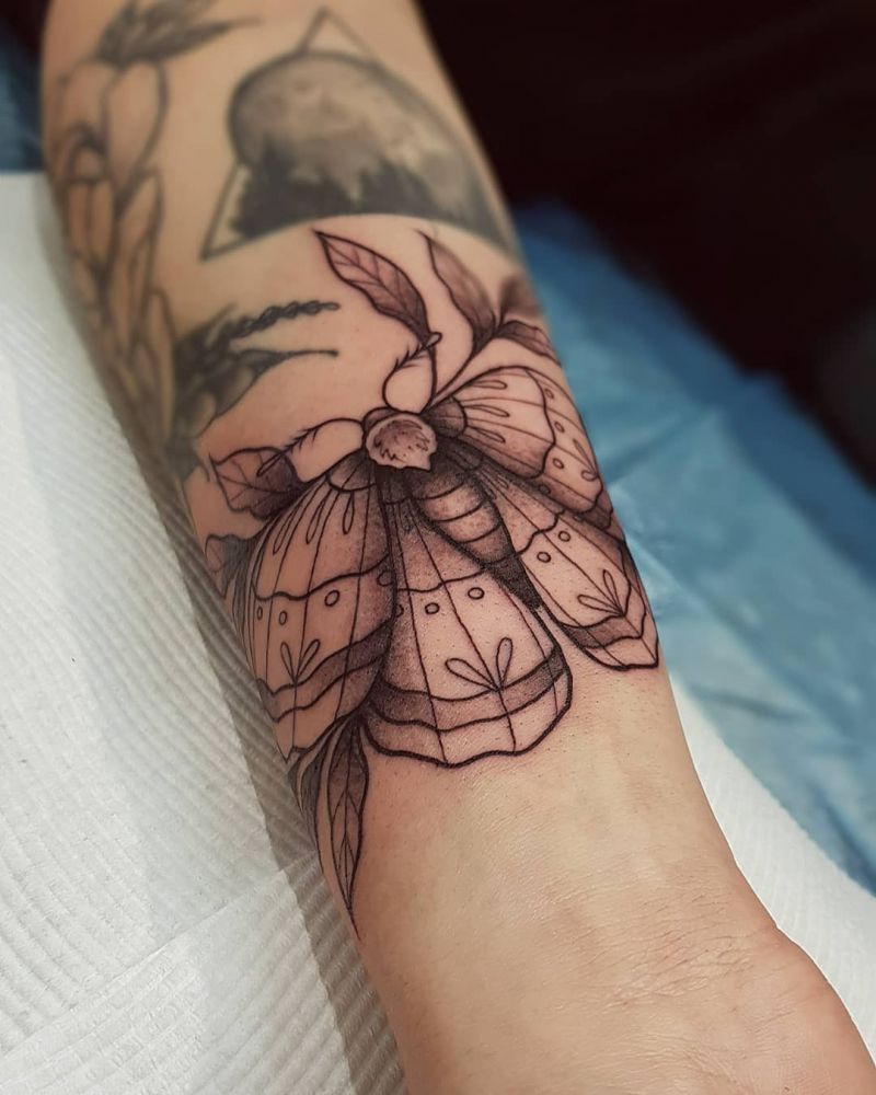 30 Pretty Moth Tattoos You Will Love to Try