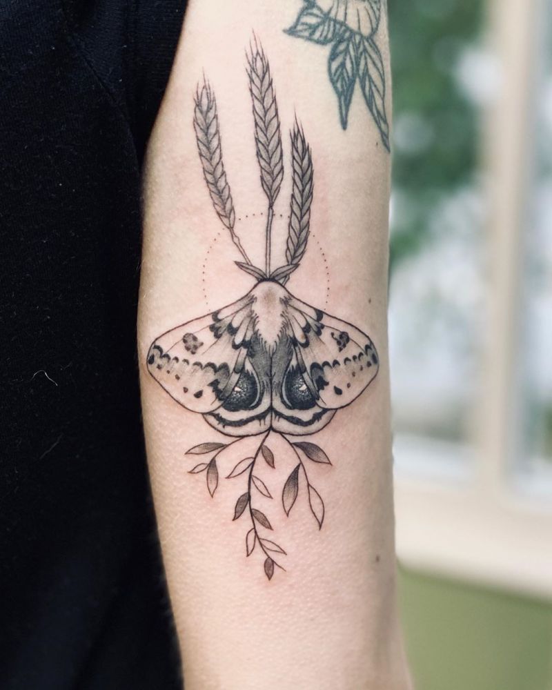 30 Pretty Moth Tattoos You Will Love to Try