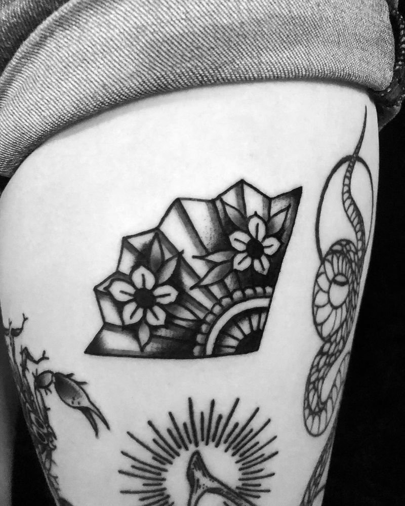 30 Pretty Fan Tattoos for Your Inspiration