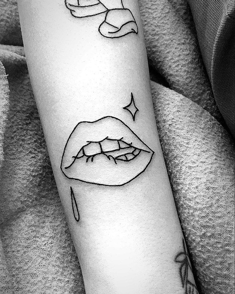 30 Pretty Kiss Tattoos You Will Love