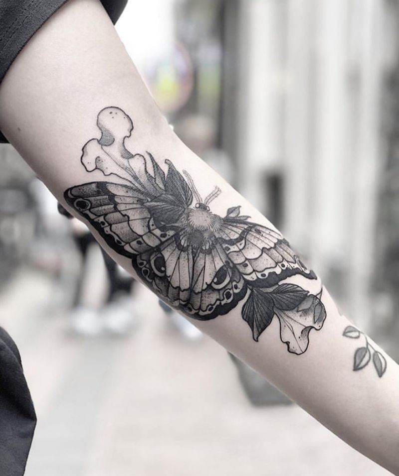 30 Pretty Moth Tattoos You Will Love to Try