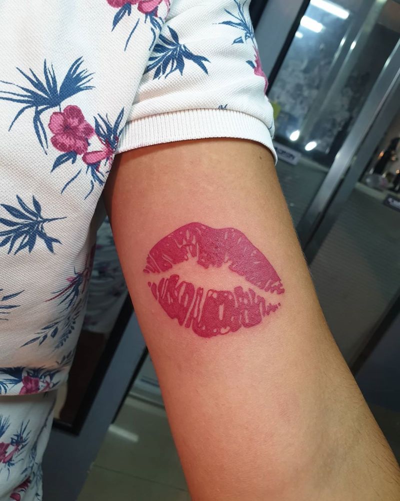 30 Pretty Kiss Tattoos You Will Love