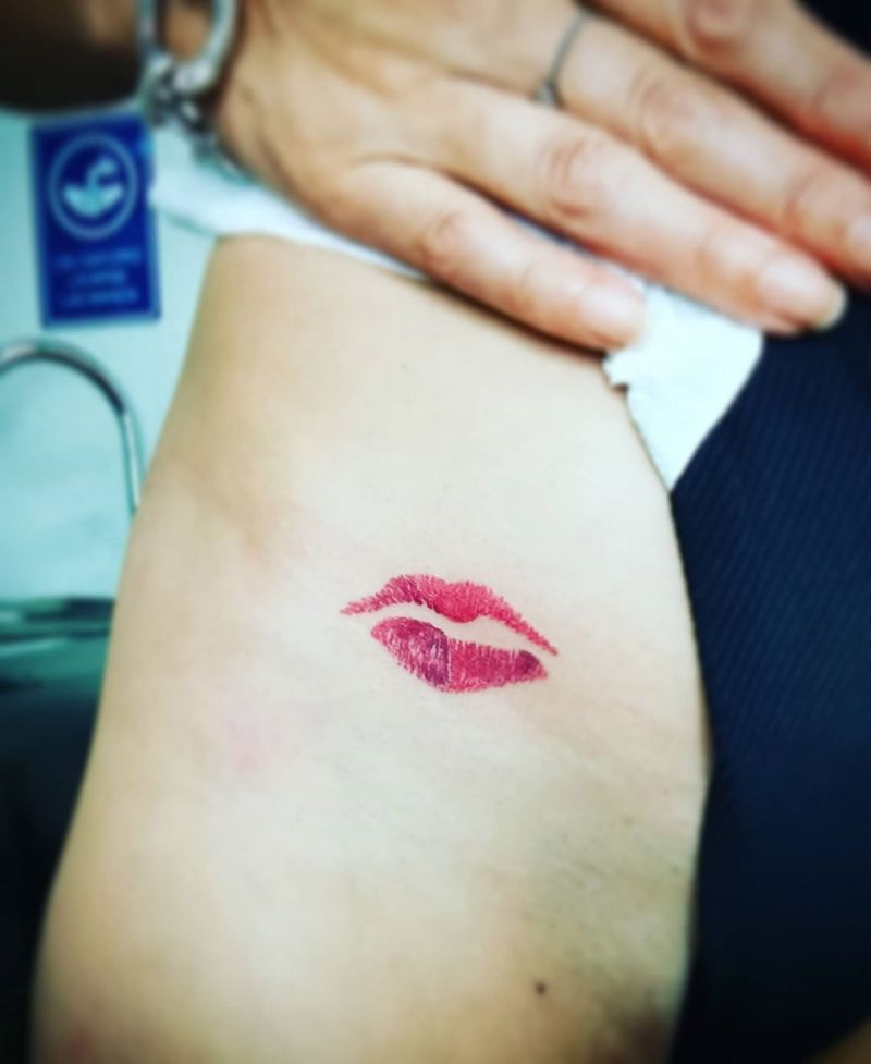 30 Pretty Kiss Tattoos You Will Love