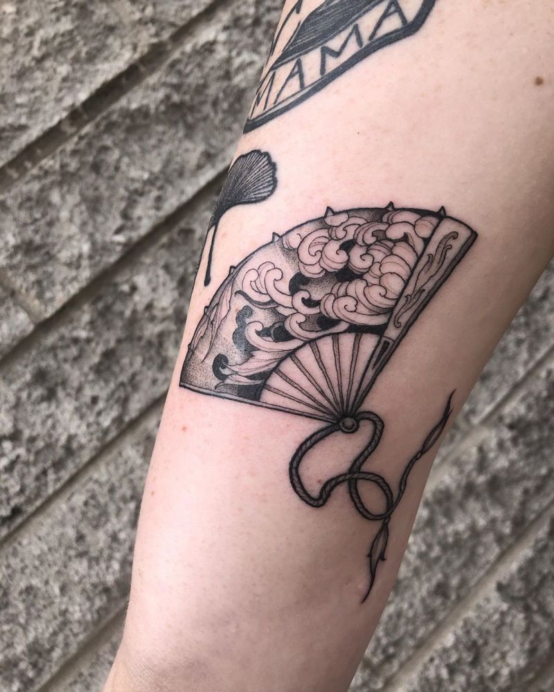 30 Pretty Fan Tattoos for Your Inspiration