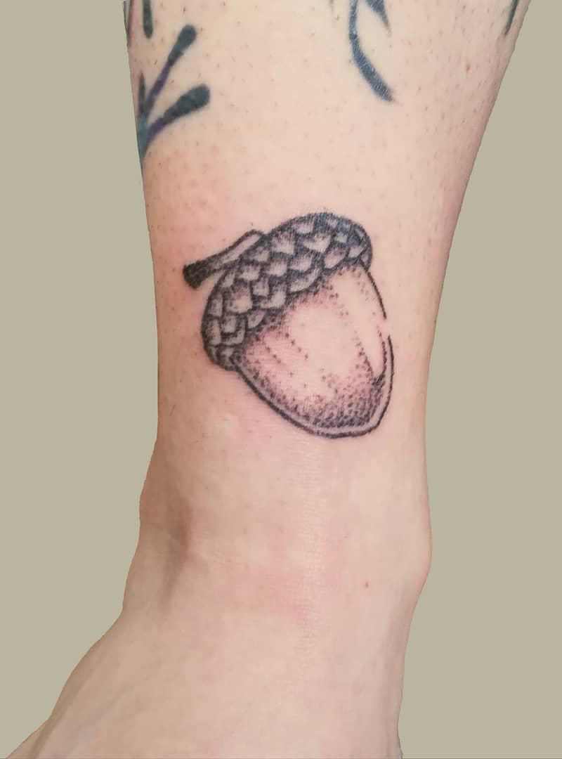 30 Pretty Acorn Tattoos Enhance Your Personality