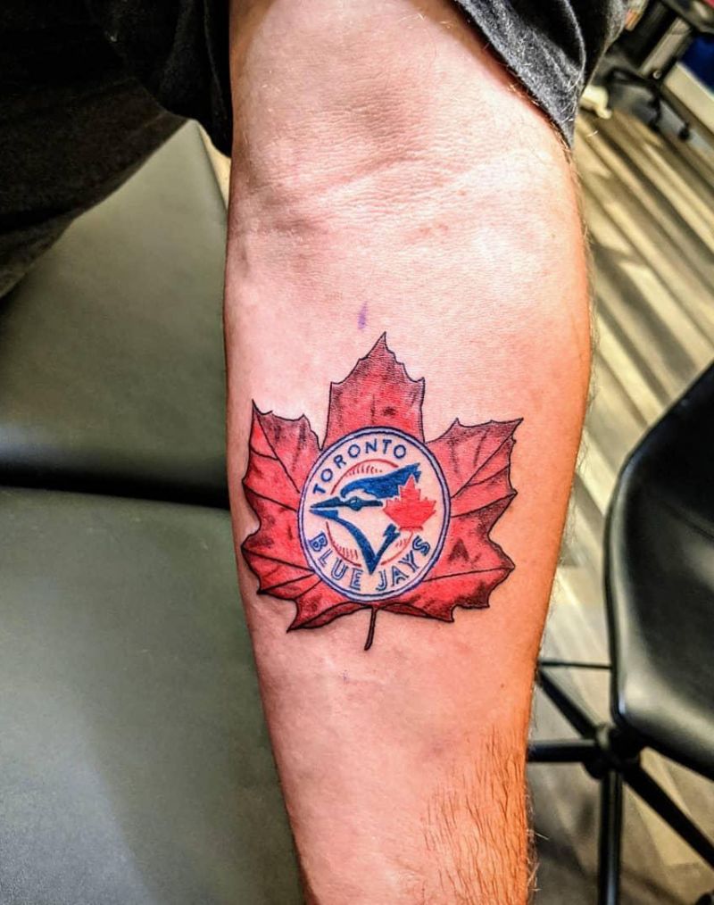 30 Elegant Maple Leaf Tattoos for Your Inspiration