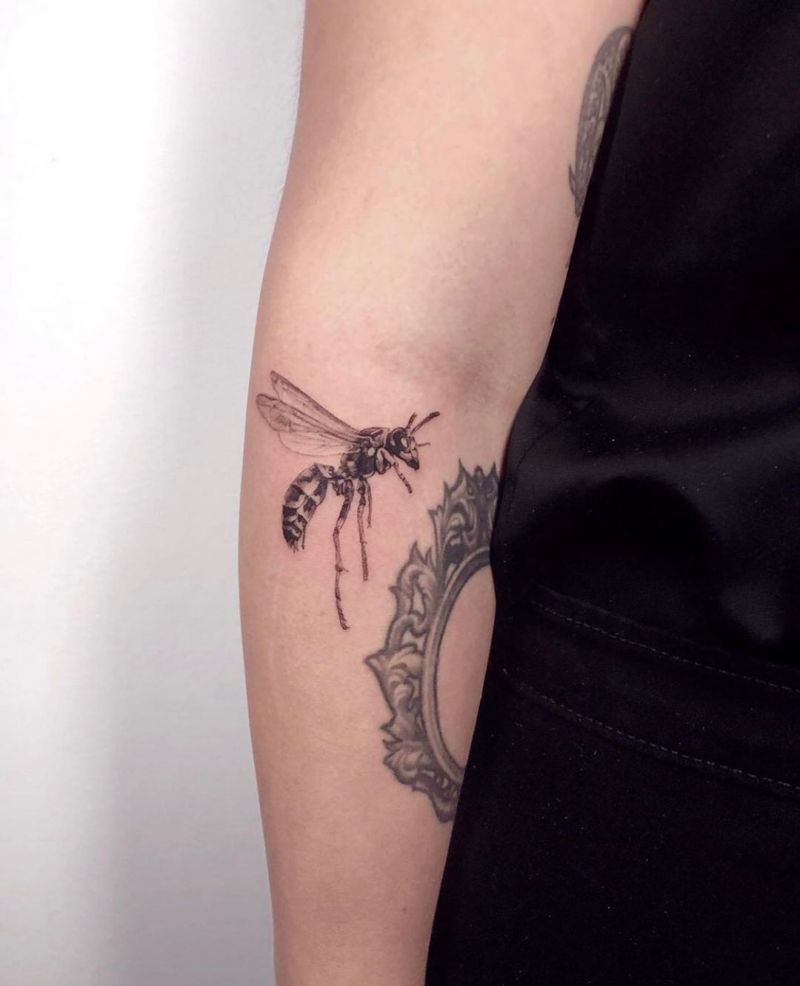 30 Pretty Wasp Tattoos to Inspire You