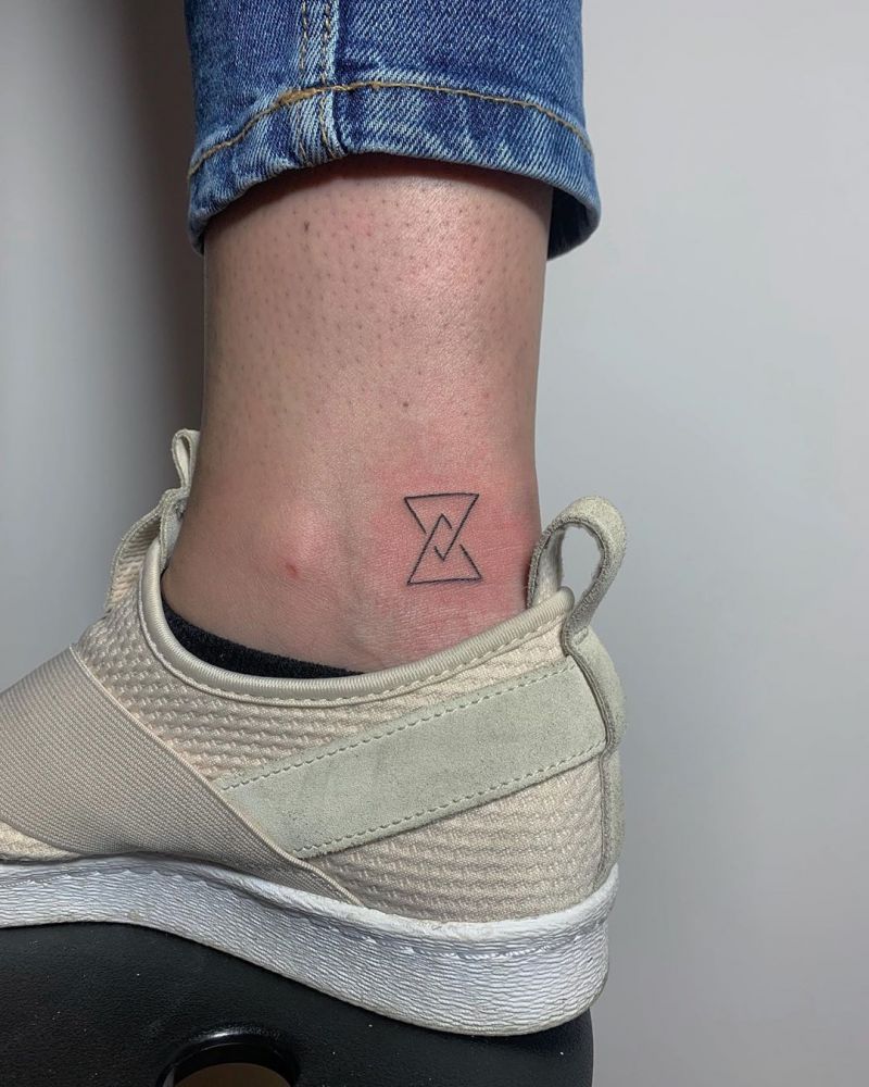 30 Pretty Triangle Tattoos You Will Love