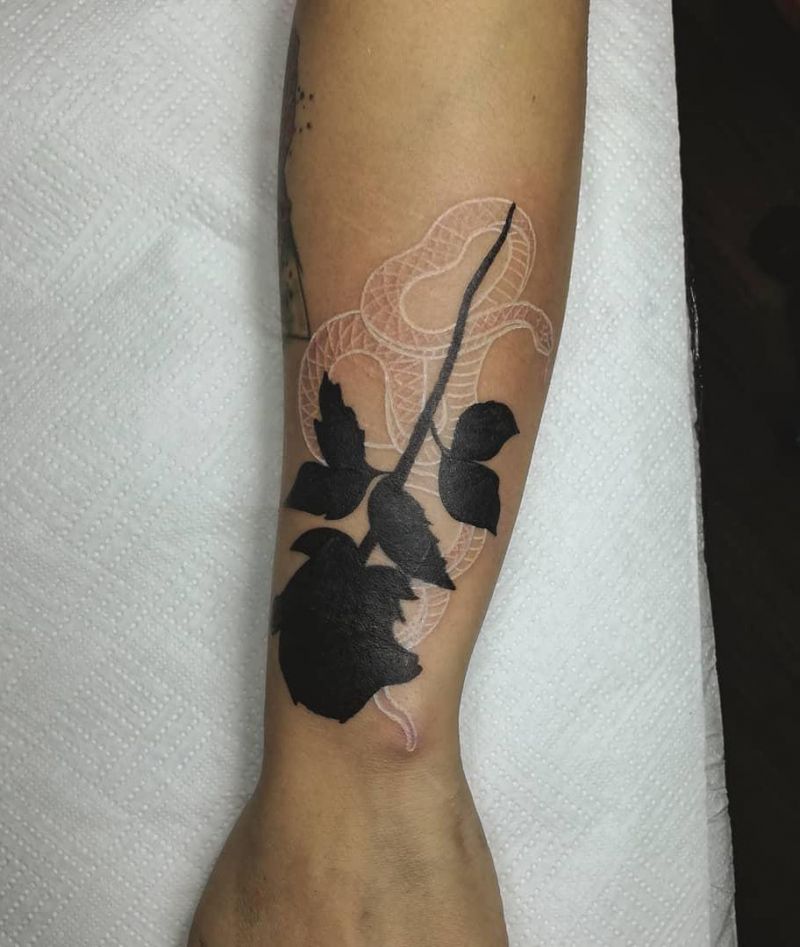 30 Pretty Black Rose Tattoos That Give You an Unexpected Feeling