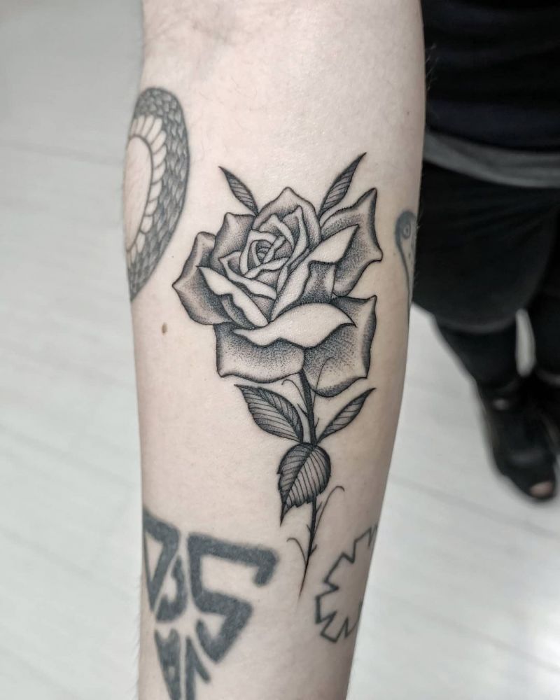 30 Pretty Black Rose Tattoos That Give You an Unexpected Feeling