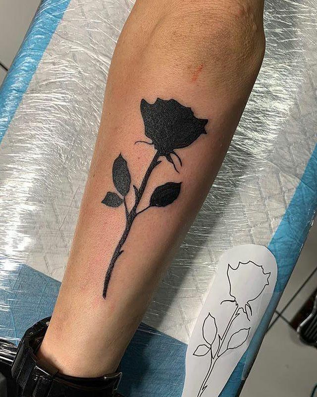 30 Pretty Black Rose Tattoos That Give You an Unexpected Feeling