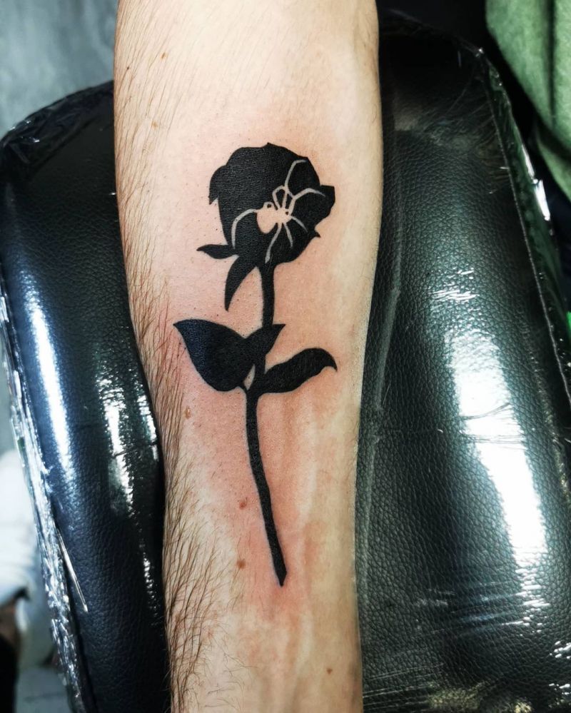 30 Pretty Black Rose Tattoos That Give You an Unexpected Feeling