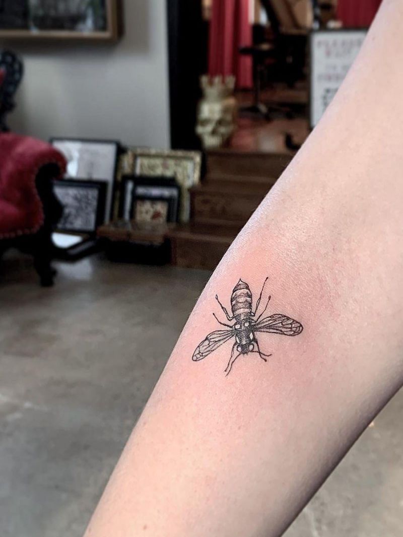 30 Pretty Wasp Tattoos to Inspire You