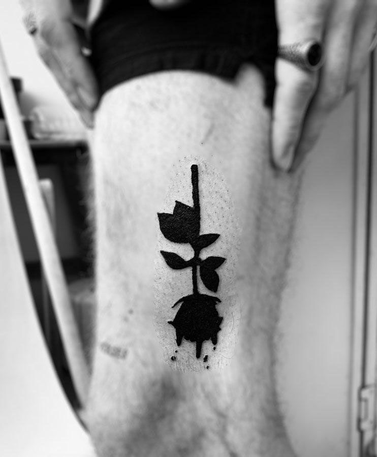 30 Pretty Black Rose Tattoos That Give You an Unexpected Feeling