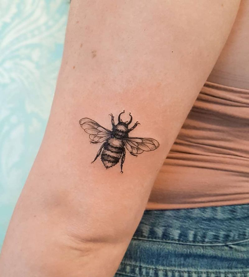 30 Pretty Wasp Tattoos to Inspire You