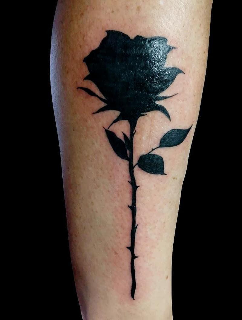 30 Pretty Black Rose Tattoos That Give You an Unexpected Feeling