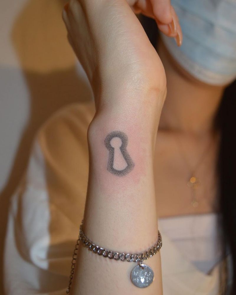 30 Pretty Keyhole Tattoos to Inspire You