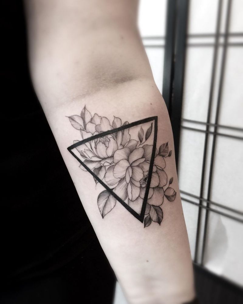 30 Pretty Triangle Tattoos You Will Love