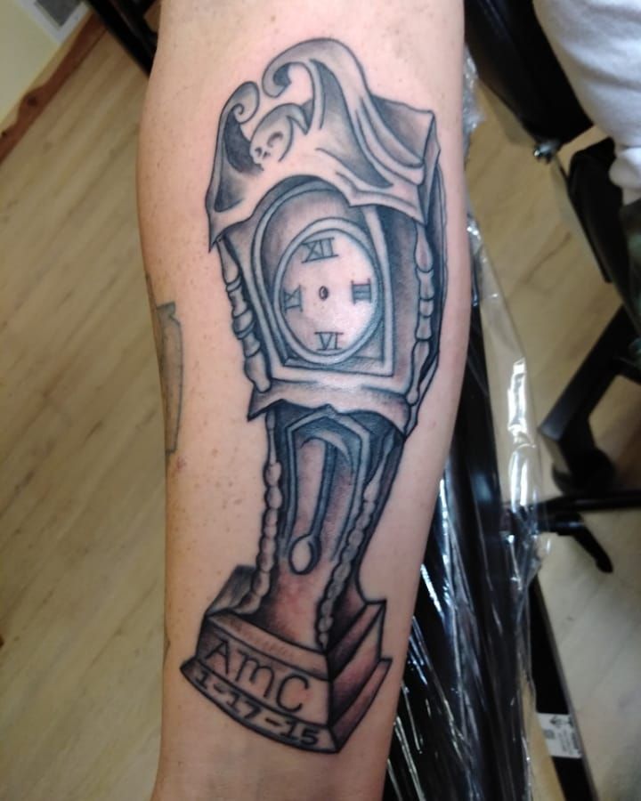 30 Pretty Grandfather Clock Tattoos for Inspiration