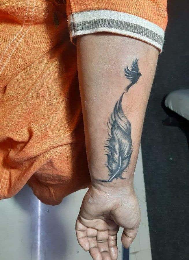 30 Pretty Feather Tattoos You Must Try