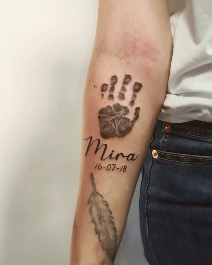 30 Pretty Handprint Tattoos You Can't Help Trying