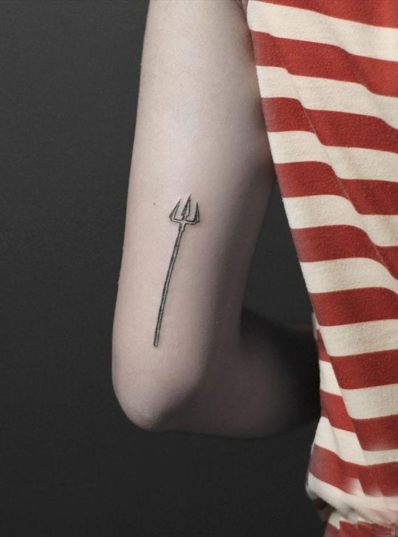 30 Pretty Spear Tattoos You Must Try