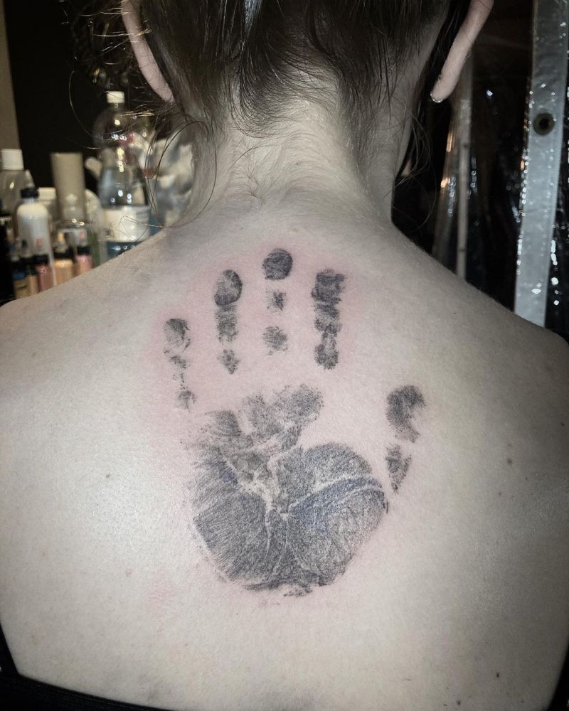 30 Pretty Handprint Tattoos You Can't Help Trying