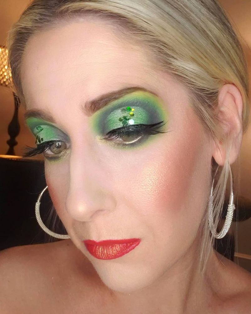 30 Glamorous Christmas Makeup Looks For Holiday