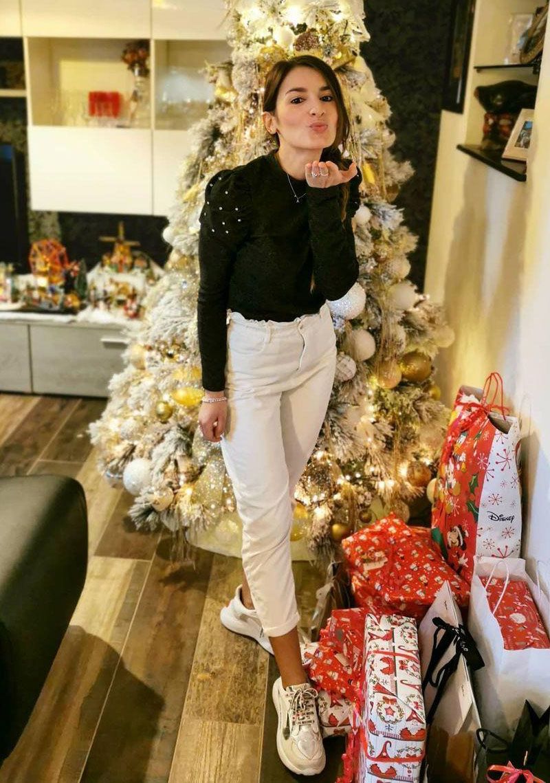 30 Stylish Christmas Outfits for Women 2022