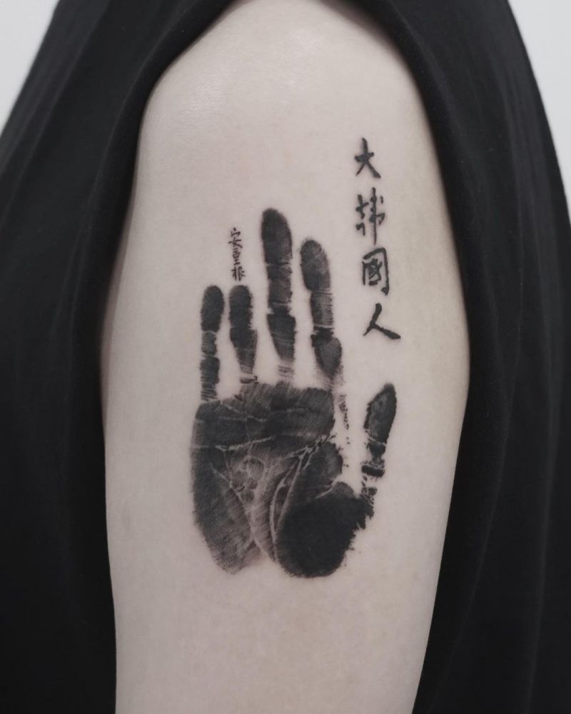 30 Pretty Handprint Tattoos You Can't Help Trying