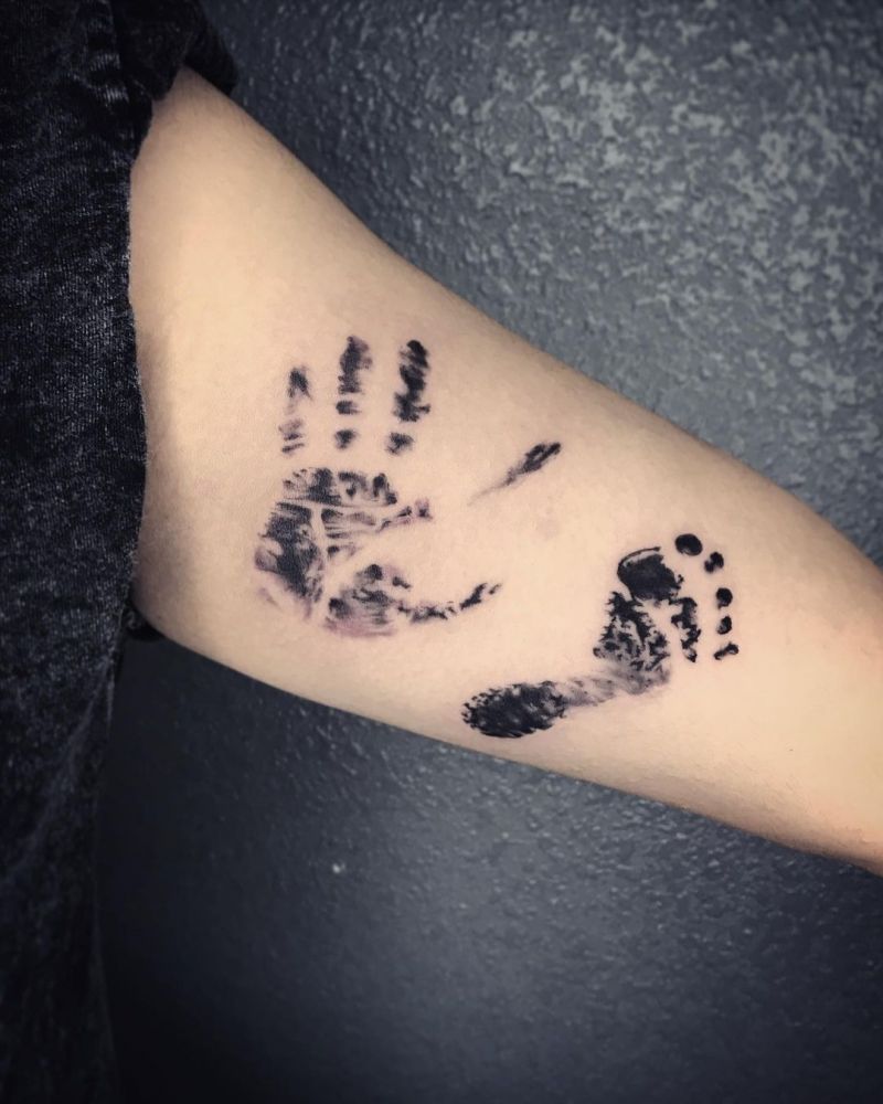 30 Pretty Handprint Tattoos You Can't Help Trying