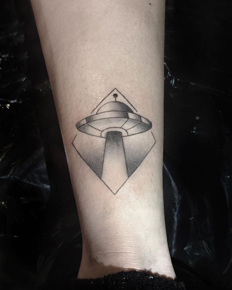 30 Pretty UFO Tattoos You Will Love