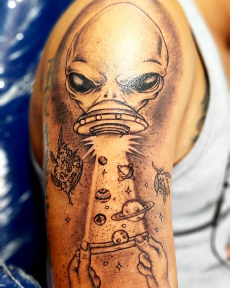 30 Pretty UFO Tattoos You Will Love